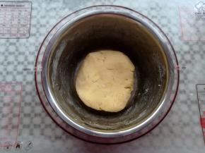 面团翻拌到没有干粉状态