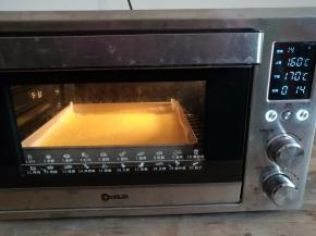 面团放入预热好的烤箱下层，上火160度，下火170度烤15分钟