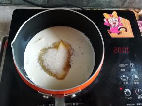 奶锅里放入黄油，白砂糖，淡奶油和麦芽糖，小火融化白砂糖