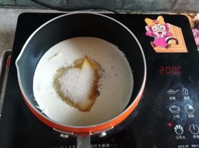 奶锅里放入黄油，白砂糖，淡奶油和麦芽糖，小火融化白砂糖
