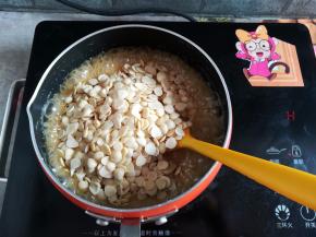 把杏仁片倒入糖浆里