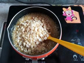把杏仁片倒入糖浆里
