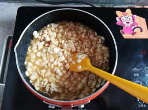 把杏仁片翻拌均匀裹上糖浆