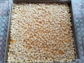 把煮好的杏仁片铺到烤过的酥饼上