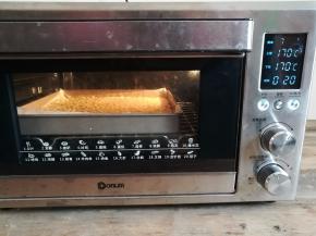 焦糖杏仁饼干放入烤箱中下层，上下火170度烤20分钟，烤到杏仁片上色