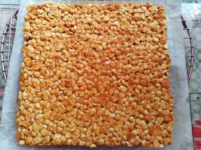 焦糖杏仁酥饼烤熟后取出倒扣，如果出炉偏软，可以凉一点再倒扣