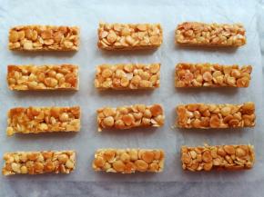 焦糖杏仁酥饼放凉后切块，倒扣切比较好