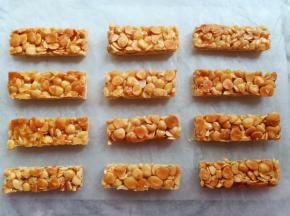 焦糖杏仁酥饼放凉后切块，倒扣切比较好