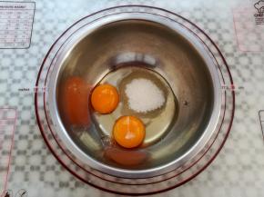 鸡蛋，生鸡蛋黄，白砂糖放入无水无油的大碗里