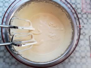 用电动打蛋器快速打发到浓稠，提起打蛋头蛋糊低落缓慢，纹路不容易消失的状态