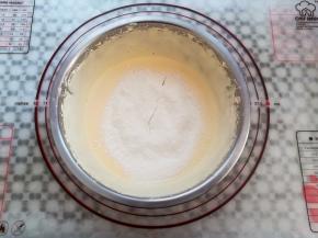 加入过筛的低筋面粉