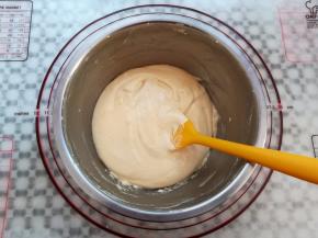 用刮刀混合面粉到没有干粉状态