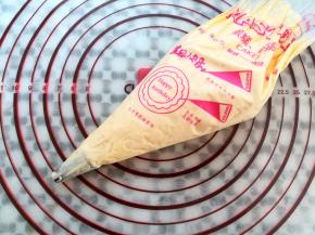 面糊转移到装有裱花嘴的裱花袋里