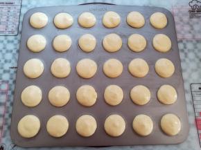 把面糊垂直的挤到模具上（模具事先摸一层脱模膏）