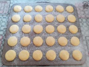 一开始准备做牛粒的，在蛋糕上撒了一层薄薄的糖粉，这个步骤可以忽略