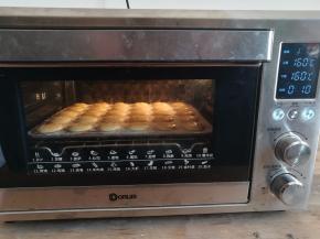 面糊放入烤箱中下层，上下火160度烤12分钟