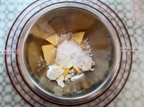 把黄油，奶油奶酪和糖粉放入干净的碗里