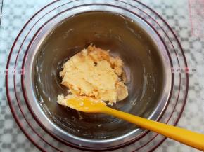 用电动打蛋器打发顺滑