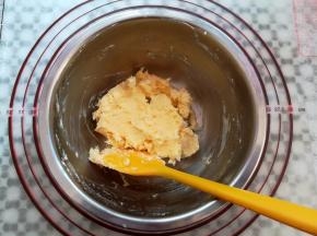 用电动打蛋器打发顺滑