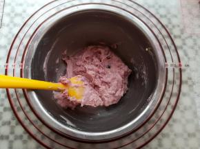 加入酸奶混合均匀