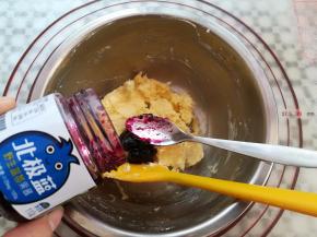 加入适量的蓝莓果酱