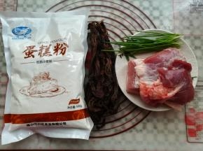 准备好材料和份量，家里没有普通面粉，顺手拿了低筋面粉