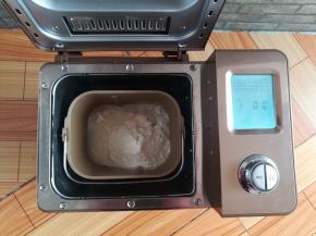 面粉，水放入面包机，启动和面功能十分钟