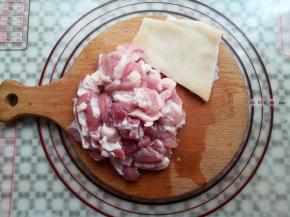 猪肉洗净后去皮切成片