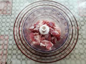 把猪肉放到绞肉碗里，不要超过最大刻度线