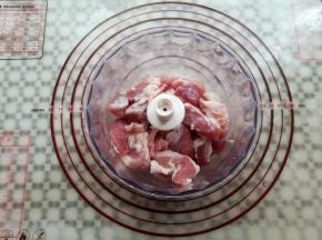 把猪肉放到绞肉碗里，不要超过最大刻度线