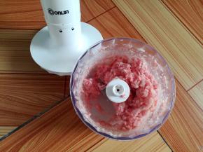 用绞肉机的快速档位搅打几十秒，检查猪肉绞碎程度