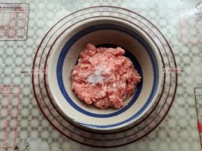绞好的猪肉加入适量的盐