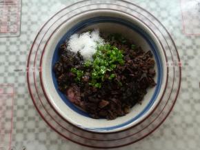 猪肉里加入梅干菜，白砂糖，香葱，生抽，芝麻油