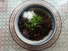 猪肉里加入梅干菜，白砂糖，香葱，生抽，芝麻油