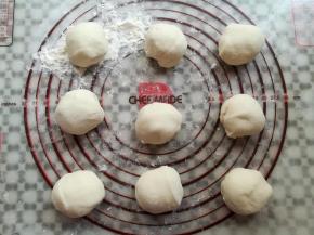 醒发好的面团取出，平均分成9个