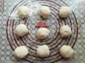 醒发好的面团取出，平均分成9个