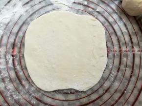 取一个面团擀成圆的薄片