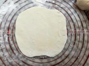 取一个面团擀成圆的薄片