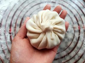 像包包子那样逆时针把面皮包起来，收口处捏紧