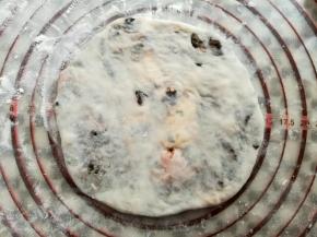 用擀面杖把烧饼面团擀薄