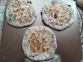 烧饼摆到尺寸合适的烤盘上