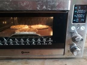 烧饼放入预热好的烤箱中下层，上下火200度烤14分钟