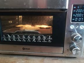 烧饼烤到中途取出，借助工具翻面继续烤