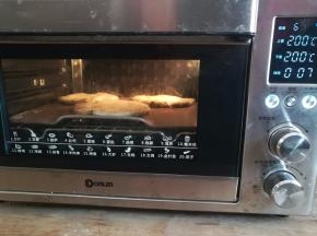 烧饼烤到中途取出，借助工具翻面继续烤