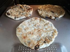 烤熟后的烧饼趁热吃，很香