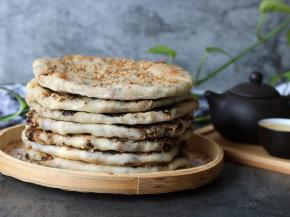 烧饼有些热气，搭配茶水可以解腻