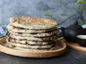 烧饼有些热气，搭配茶水可以解腻