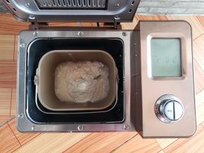 面粉，水，酵母放入面包桶，启动和面功能揉成光滑的面团