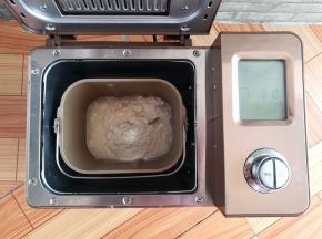 面粉，水，酵母放入面包桶，启动和面功能揉成光滑的面团