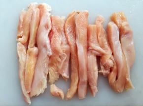 鸡胸肉洗净后切成手指大小的长条